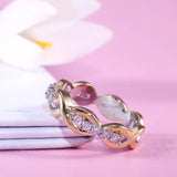 Bague pas chère pour femme avec un anneau doré torsadé et des strass.