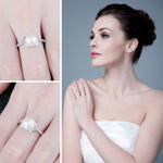 Femme portant une bague perle en argent 925 avec une perle d'eau douce blanche sur son annulaire.