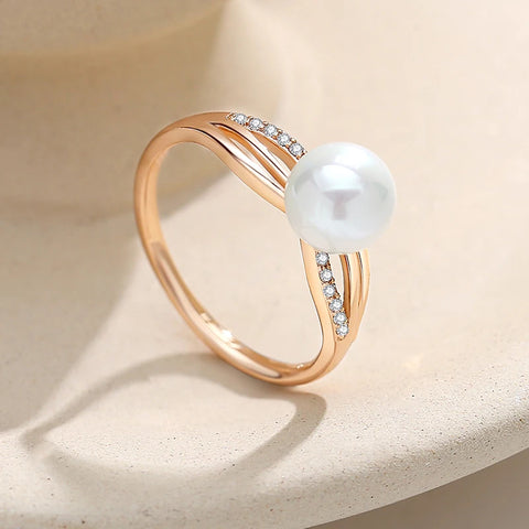 Bague perle de culture avec une perle blanche en guise et de petites pierres sur son anneau.