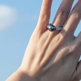 Bague oerle de Tahiti avec une petle ronde et un anneau en argent.