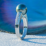 Bague perle de Tahiti avec un anneau orné de deux rangées de zircons.