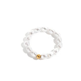 Bague perlée en perles blanches et acier inoxydable.