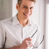 Homme portant une bague personnalisable en acier argenté sur son annulaire.