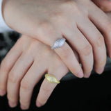 Deux mains portant deux bagues petit doigt, une dorée et une argentée.