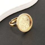 Bague pièce de monnaie de couleur dorée à taille ajustable.