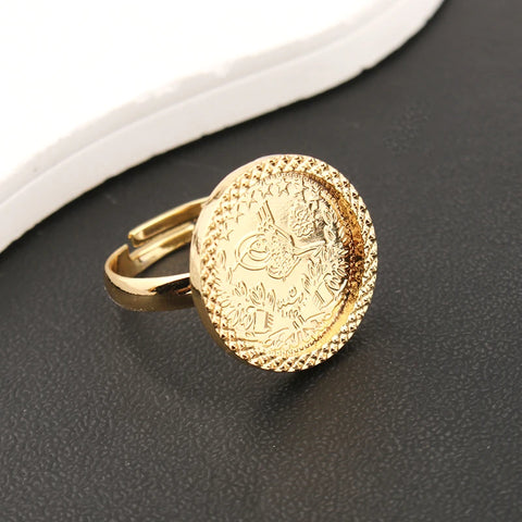 Bague pièce de monnaie de couleur dorée à taille ajustable.