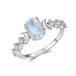 Bague pierre de lune ovale, accompagnée de motifs lune et d'étoiles sertis de zircone.
