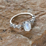 Bague pierre de lune en argent 925 posée sur une surface en pierre.