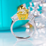 Bague pierre précieuse en argent et platine, avec une zircone jaune rectangle, vue de côté.