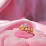 Bague plaqué or en forme de couronne avec des pierres scintillantes.