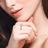 Bague platine en argent 925 plaqué platine portée sur le majeur d'une femme.