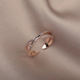 Bague pour femme en alliage de zinc couleur or rose posée sur un tissu beige.