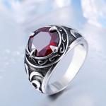 Bague pour homme argentée avec une pierre centrale rouge.
