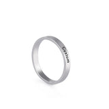 Bague prénom en acier inoxydable de couleur argentée.