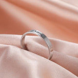 Bague prénom couleur argentée en acier avec le nom "Ashley" gravée sur l'anneau.
