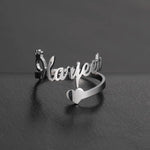 Bague prénom en acier inoxydable argenté avec un prénom et un cœur.