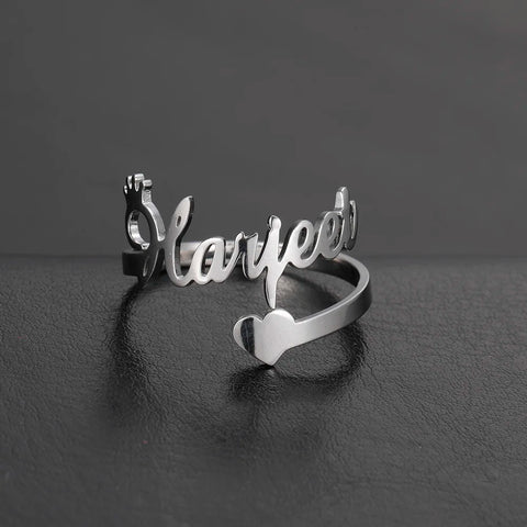 Bague prénom en acier inoxydable argenté avec un prénom et un cœur.