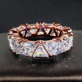 Bague promesse en laiton couleur rose gold avec des zircones triangles alignés sur tout l'anneau.