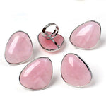 Bague imitation quartz rose avec un anneau couleur argentée et un gros cristal rose.