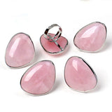 Bague imitation quartz rose avec un anneau couleur argentée et un gros cristal rose.