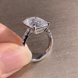 Bague rectangulaire pour femme avec une zircone rectangle et un anneau pavé de zircons.
