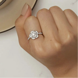 Bague rose en argent portée sur l'index d'une femme.