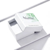 Boîte blanche d'emballage pour la bague rose en argent sterling.