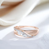 Bague rose gold pour femme posée sur une table blanche.