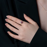Bague rubis sur index de main gauche d'une femme
