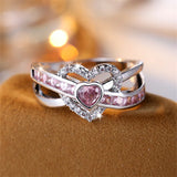 Bague saint valentin double anneau orné de pierres et de coeurs pour femme.