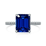 Bague saphir en argent 925 avec une zircone bleue taille émeraude allongée et des petites pierres.