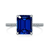 Bague saphir en argent 925 avec une zircone bleue taille émeraude allongée et des petites pierres.