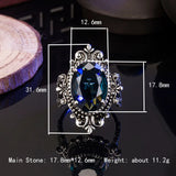 Bague saphir ancienne avec sa pierre bleue ovale, son anneau à motifs et ses dimensions.