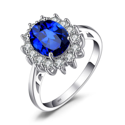 Bague saphir bleu avec un saphir ovale au centre, et des zircones tout autour de la pierre.
