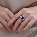 Femme portant la bague saphir diamant en argent sur son majeur.