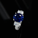 Bague saphir diamant avec saphir et zircones vue d'en haut.