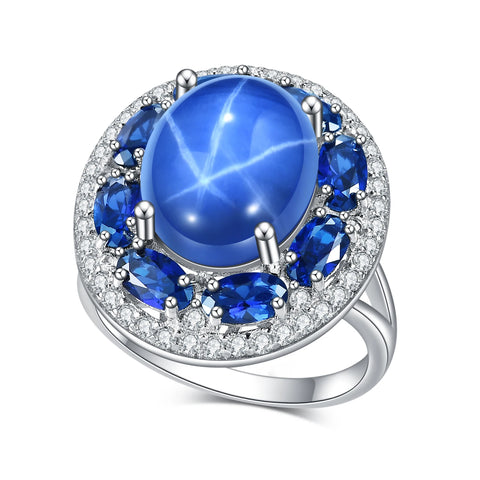 Bague saphir moderne en argent avec saphir bleu artificiel et zircons formant une fleur.