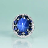 Gros plan sur le saphir bleu artificielle, les zircons bleus formant des pétales et les zircons blancs ornant la bague saphir moderne.