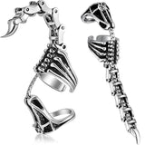 Bagues scorpions posées l'une à côté de l'autre, avec une partie sur la base du doigt, une autre sur la phalange et une queue de scorpion.