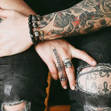 Bague scorpion en alliage de zinc portée sur l'annulaire d'un homme.