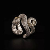 Bague serpent homme en cuivre avec un design de serpent entortillé très réaliste.