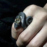 Bague serpent homme noire à écailles portée sur l'index d'un homme.