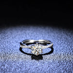 Vue latérale d'une bague solitaire diamant avec une monture scintillante et élégante.