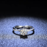 Vue latérale d'une bague solitaire diamant avec une monture scintillante et élégante.