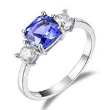 Bague tanzanite en argent sterling 925 avec une tanzanite carrée créée et deux zircones sur les côtés.