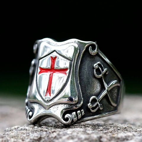 Bague templier chevalier en acier et titane avec une croix rouge sur le devant.