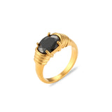 Bague tendance en acier doré avec une pierre ovale noire tenue par 4 griffes.