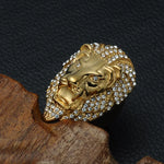 Bague tête de lion en métal doré avec des petits strass.