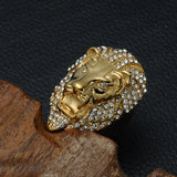 Bague tête de lion en métal doré avec des petits strass.