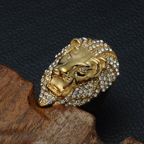 Bague tête de lion en métal doré avec des petits strass.